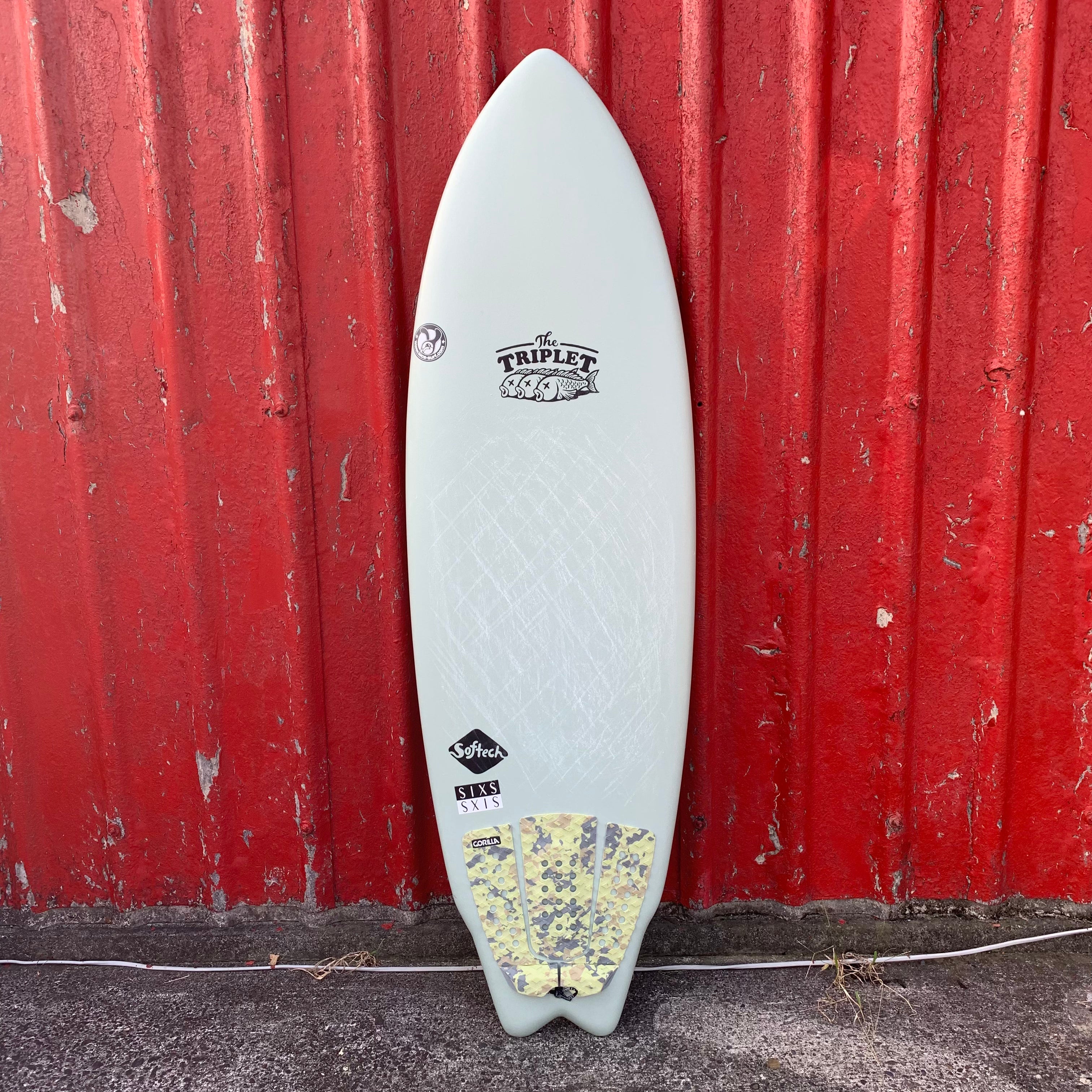 午前 1日サーフボードレンタル　ソフトボード ソフテック SOFTECH THE TRIPLET FCS II TRI FIN 5’8 PALM  ザ・トリプレット